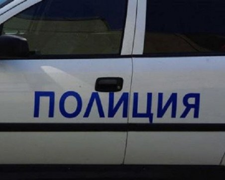 Чужденец наби полицай, докато му връчвал призовка