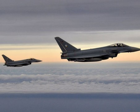 Два изтребителя се врязаха един в друг! Пилотите са катапултирали, но... единият не е оцелял