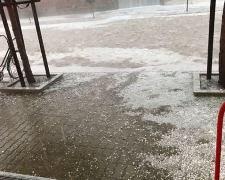 Градушка удари Раковски, улиците в града побеляха