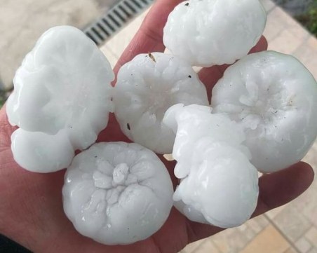 Ледени късове с големината на портокал удариха Сърбия