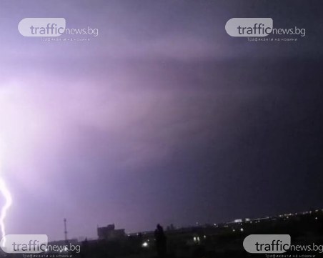 Мълния удари и запали трафопост в София. Улиците - наводнени от силния дъжд!