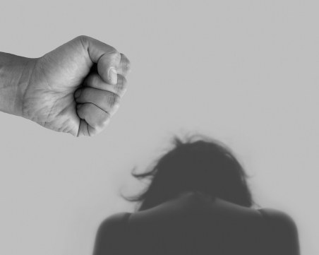 Мъж счупи 3 зъба и носа на жена си в смолянско село