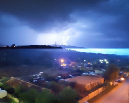 Мощна гръмотевична буря над районите на София и Пловдив