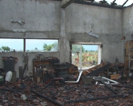 Пожар избухна на метри от газстанция в Пловдивско