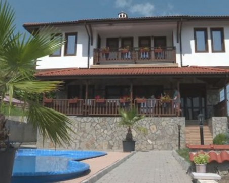 Проверяващи и в къщата за гости на Милко Калайджиев. Има ли нарушения?