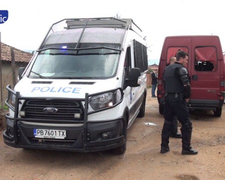 Розино: 8 буса и 15 патрулки вардят ромските родове Сребреви и Ескендерови