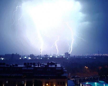 Пловдив, София... В окото на бурята: Как се ловят светкавици в обектива?