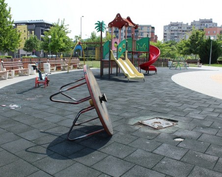 Вандали изкъртиха въртележката на детска площадка в пловдивски парк