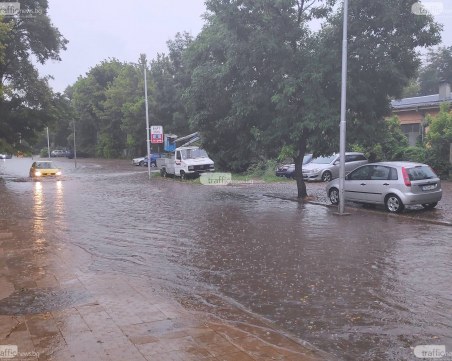 Вихрушка се изви в Пловдив и вдигна всичката мръсотия от улиците! Дъждът ще я измие...*