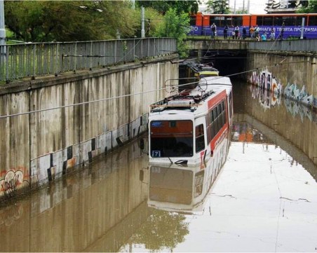 Зевзеци удавиха трамвай в София със стари снимки