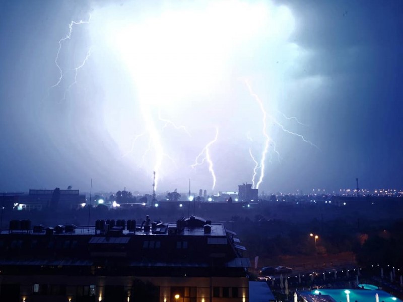 Пловдив, София... В окото на бурята: Как се ловят светкавици в обектива?