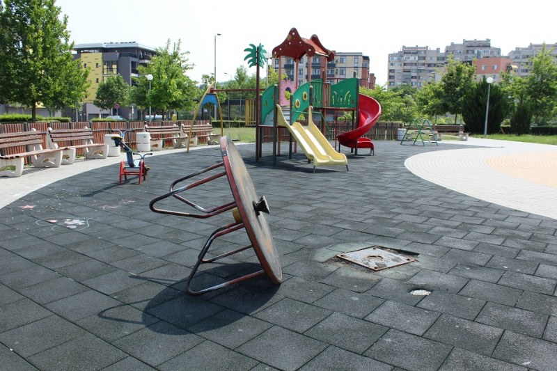 Вандали изкъртиха въртележката на детска площадка в пловдивски парк