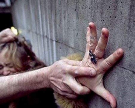 Мъж нападна младо момиче посред нощ край Хисаря, блудства с нея