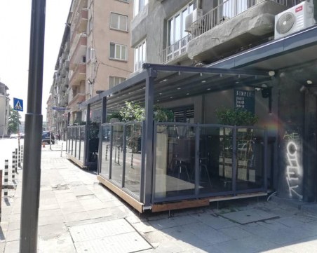 Махат навес и маси пред столично заведение на 