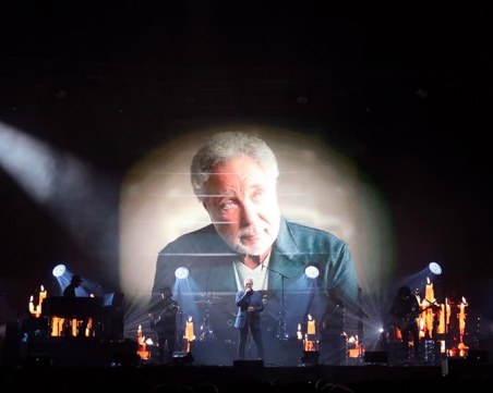 Том Джоунс се наслади на Пеещите фонтани от президентския апартамент на Hotel Residence City Garden