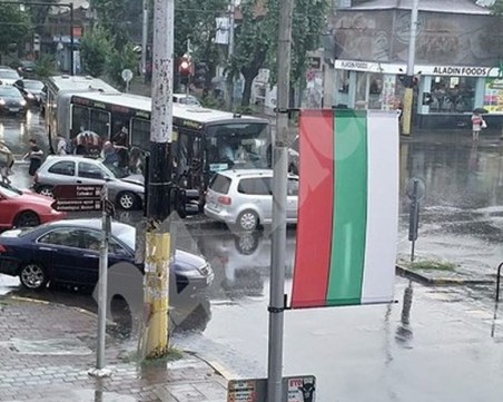 Варненец профуча на червено, блъсна автобус, отвори колата и... избяга 