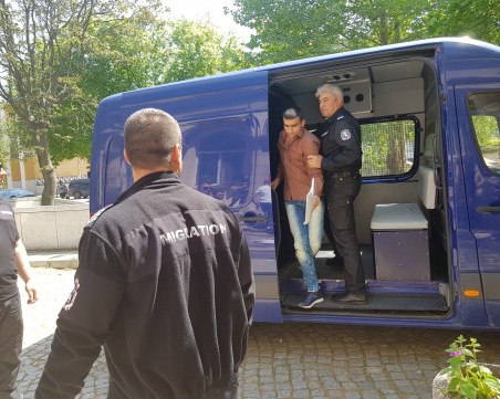 Заловените трафиканти: Тъпчат по 40 мигранти в бус, взимат по 10 бона на калпак