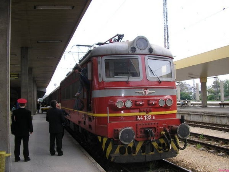 Фас запали влака от морето до София, евакуират пътниците