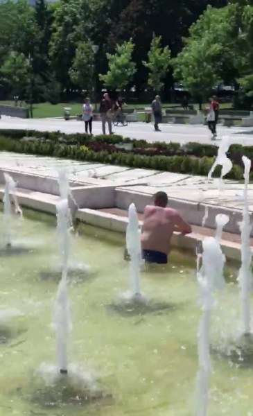 Жега в София: Мъж реши да поплува...във фонтаните пред НДК
