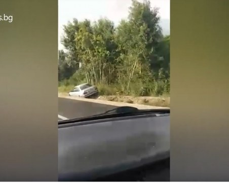 Автомобил изхвърча от 