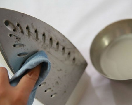 Хитри трикове за бързо почистване на ютията