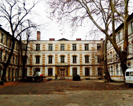 Връщат блясъка на безценна сграда в центъра на Пловдив