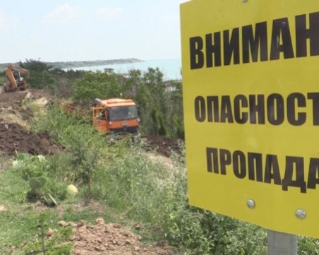 Жители на бургаски квартал живеят в страх заради свлачище