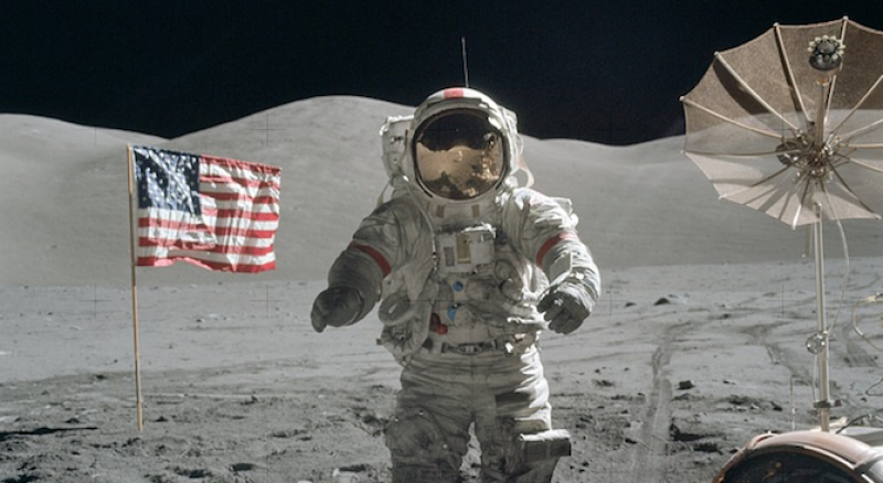 За пръв път: НАСА отваря проби от Луната