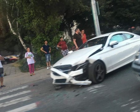 Автомобил катастрофира на моста на булевард 