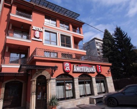 Данъчни под прикритие забиха акт на пловдивска бирария, сервитьорът не издал касов бон