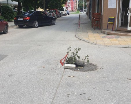 Дъждовете отвориха огромна яма на пловдивско кръстовище