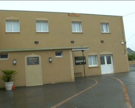 Двама ранени при стрелба край джамия във Франция