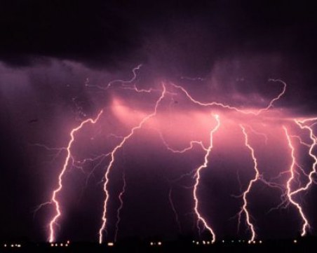 Гръмотевични бури в Индия отнеха живота на над 30 души, десетки са ранени