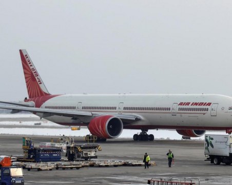 Индийски самолет кацна извънредно в Лондон заради бомбена заплаха