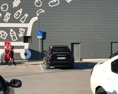 Инвалид с Порше на паркинга на Кауфланд в Тракия