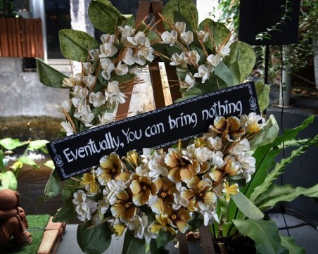 Кафенето на смъртта затваря клиентите си в ковчег