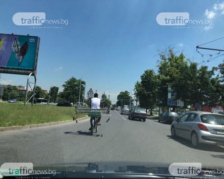 Колоездач с извънгабаритен товар окупира лявата лента на пловдивски булевард