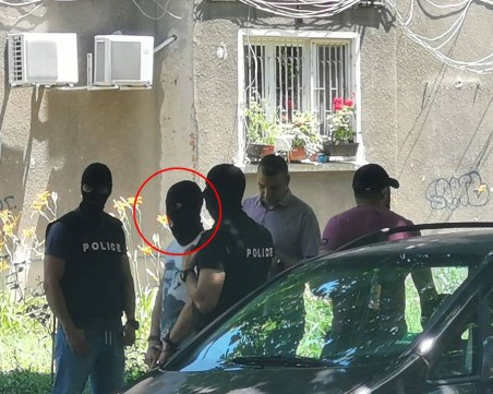 Полицаите Светльо и Пешо въртели бизнес с дрога, били на 2-3 години служба