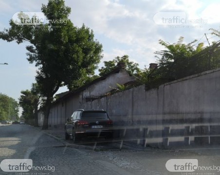 Шофьор на джип не си хареса паркинга, паркира на тротоара в Пловдив