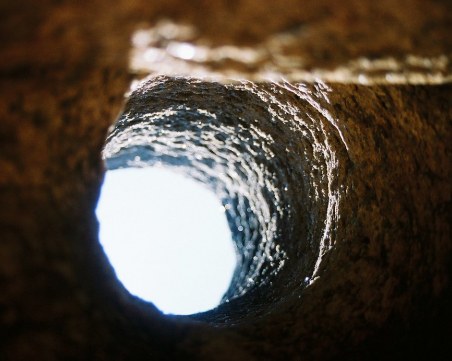 Търсач на съкровища се задуши, докато се спуска под земята