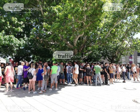 Искаме забава, а не тишина, няма шум, няма бизнес, зоват стотици пред