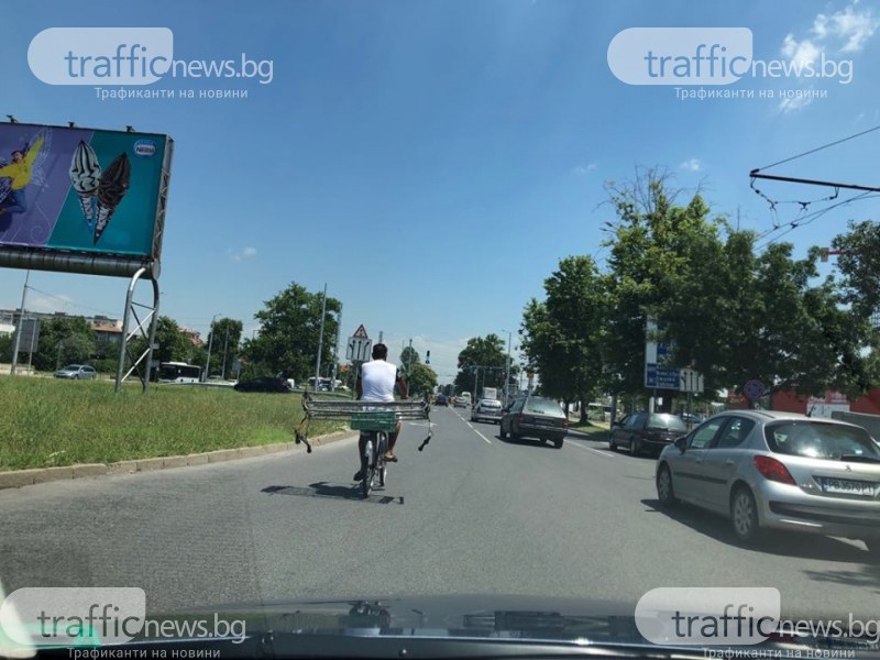 Колоездач с извънгабаритен товар окупира лявата лента на пловдивски булевард