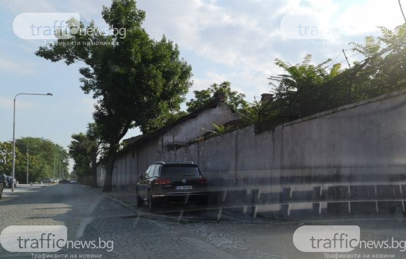 Шофьор на джип не си хареса паркинга, паркира на тротоара в Пловдив
