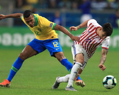 Бразилия се промъкна до полуфинала след дузпи