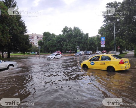 Пловдив отново е под вода, основни пътни възли са непроходими