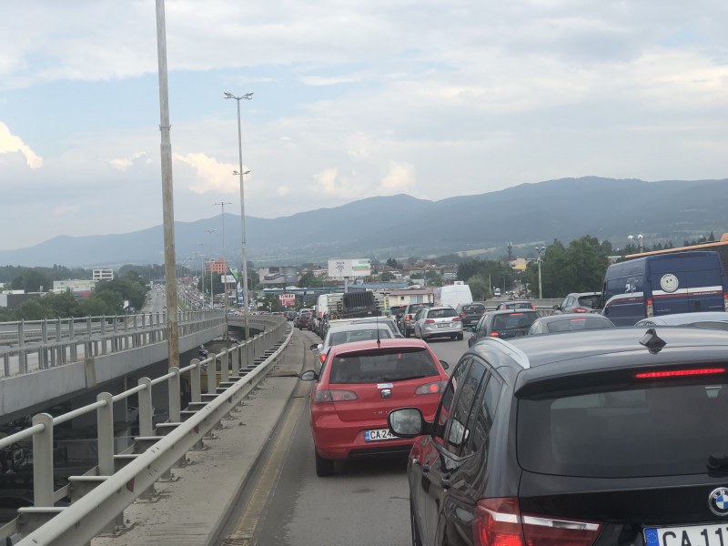 Огромни задръствания блокираха София и гранични пунктове