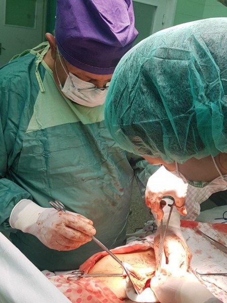 Пловдивски гинеколози извадиха огромна киста от корема на млада жена
