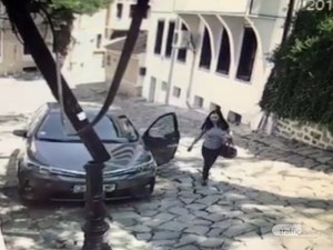 ВИДЕО закова пишман-шофьорка! Събори стълб в Пловдив и си тръгна