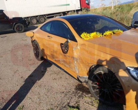 Динко Вълев катастрофира с мерцедеса си, откараха го в болница