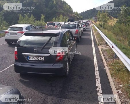 Маказа отново е ад за шофьорите! Чака се с часове